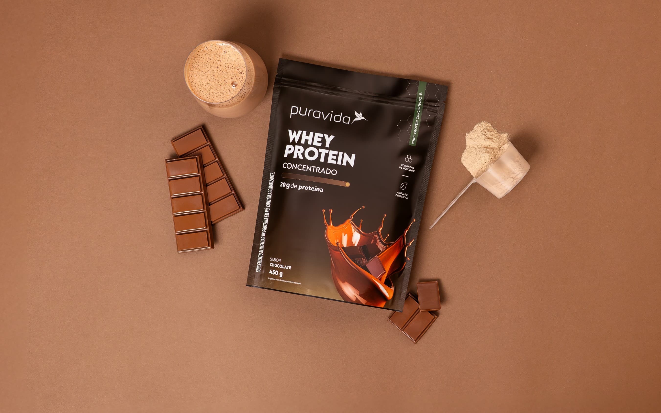 Whey Protein Concentrado sabor Chocolate Pouch de Whey Protein Concentrado sabor Chocolate com barra de chocolate e scoop