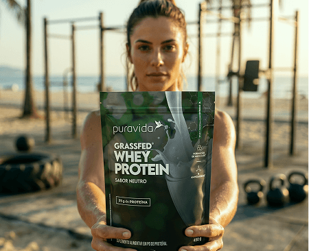 Mulher com Whey Grassfed Neutro na academia Mulher com Whey Grassfed Neutro na academia