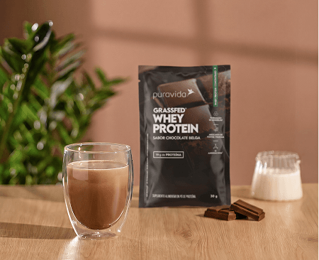 Pouch Whey Grassfed Chocolate Belga na mesa Pouch Whey Grassfed Chocolate Belga na mesa
