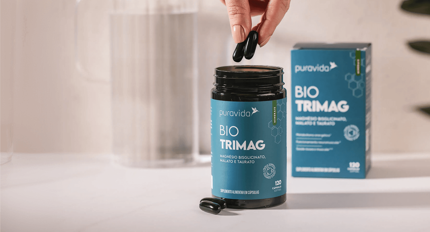 Pote de Bio Trimag sobre a bancada com copo de água e folhas