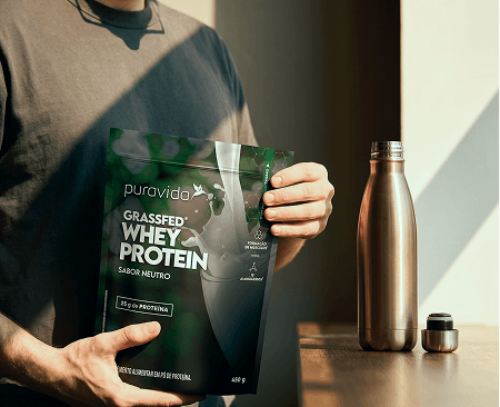 Whey Grassfed Neutro em mãos Whey Grassfed Neutro em mãos