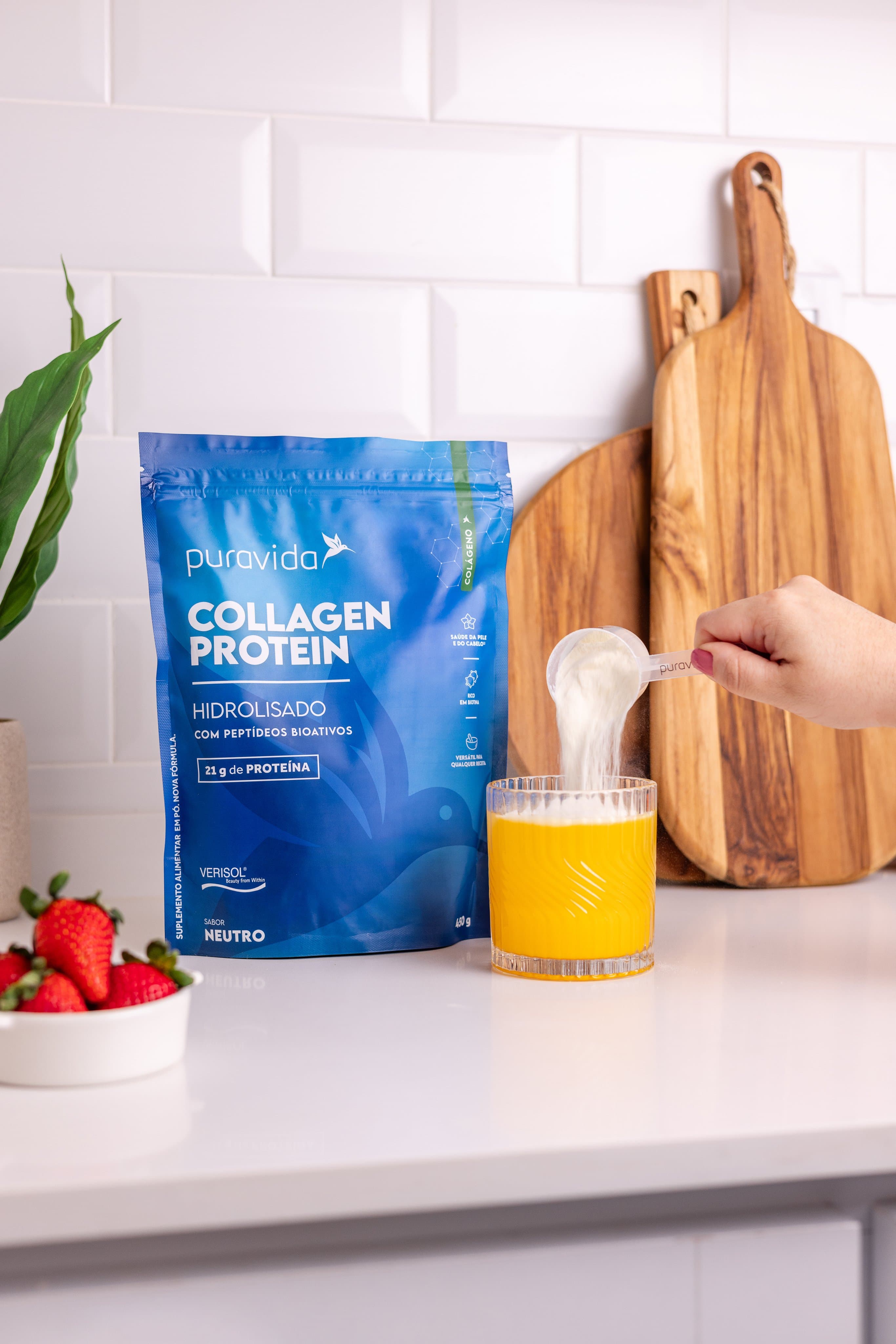 Collagen Protein Neutro com scoop e morangos Collagen Protein Neutro com scoop e morangos