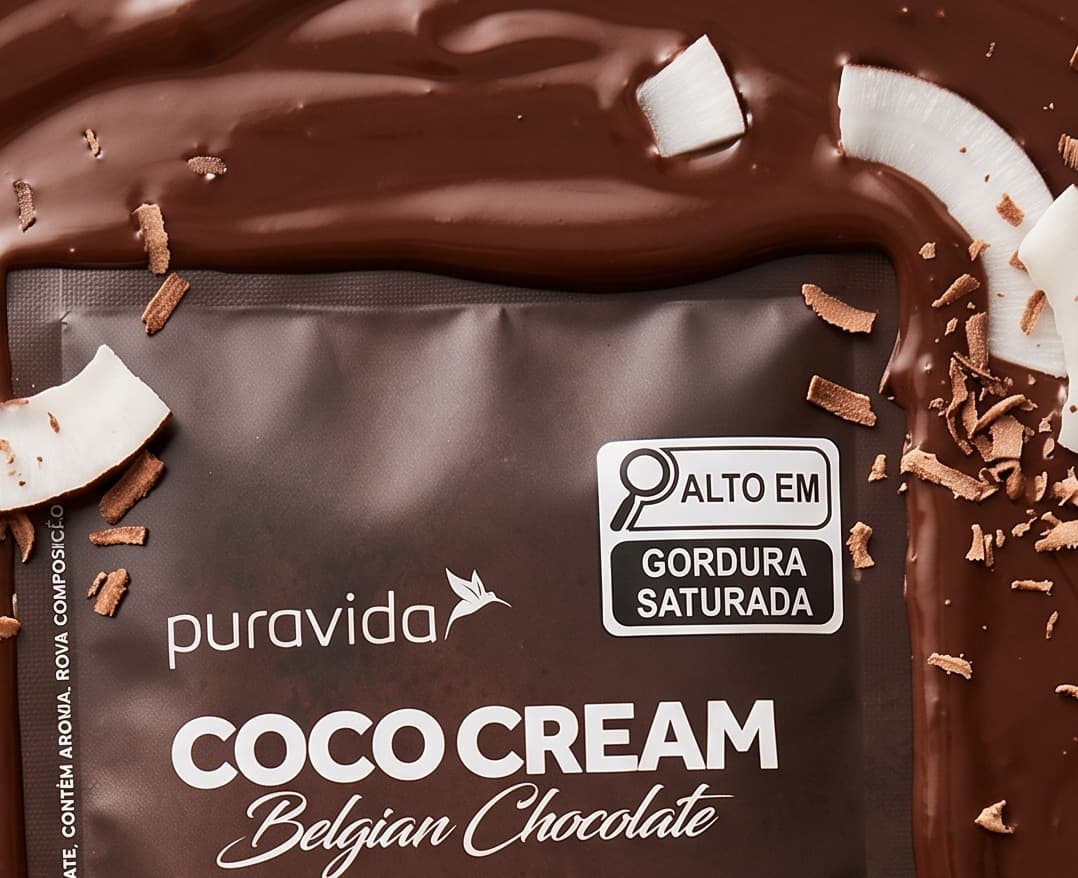 Sachê de Coco Cream Belgium Chocolate sobre chocolate derretido Sachê de Coco Cream Belgium Chocolate sobre chocolate derretido