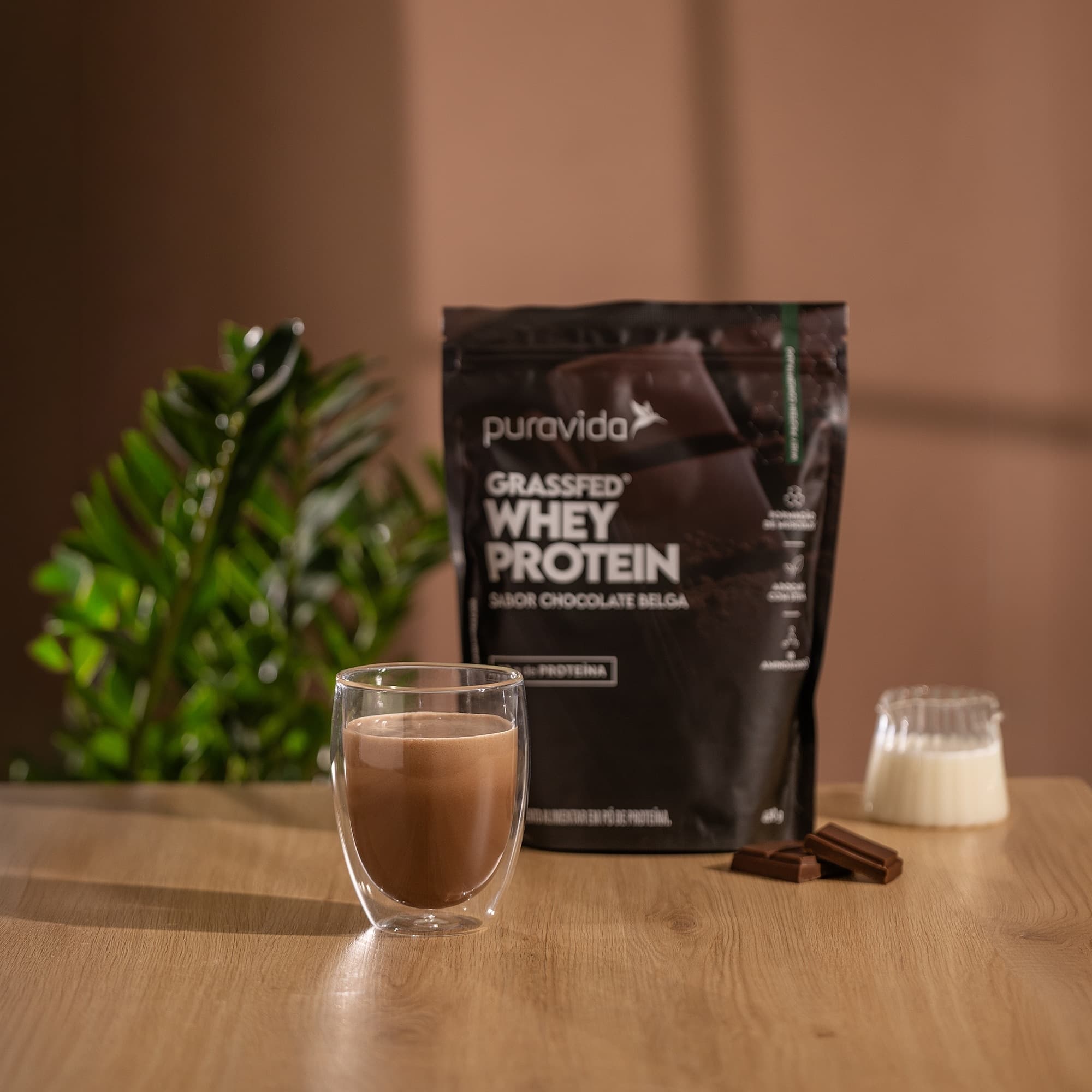 Pouch Whey Grassfed Chocolate Belga na mesa Pouch Whey Grassfed Chocolate Belga na mesa