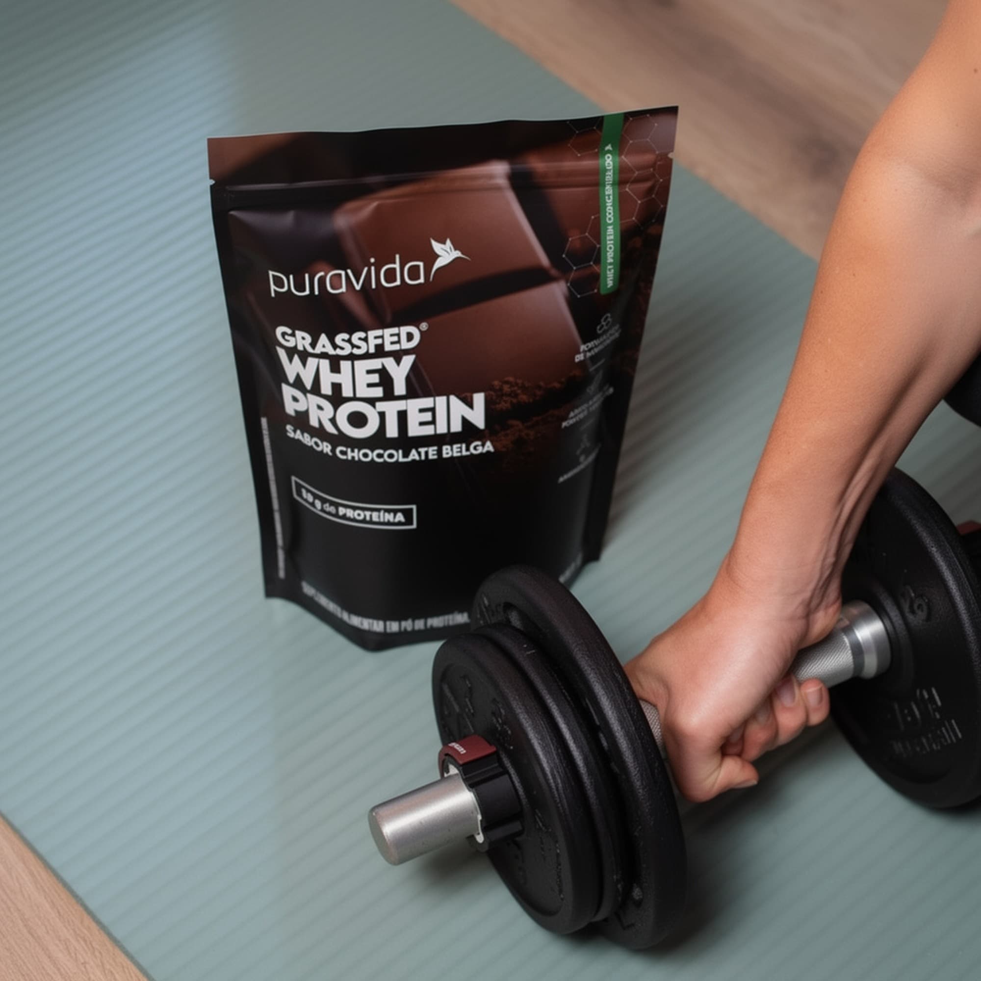 Treino com halteres e pouch Whey Grassfed Treino com halteres e pouch Whey Grassfed