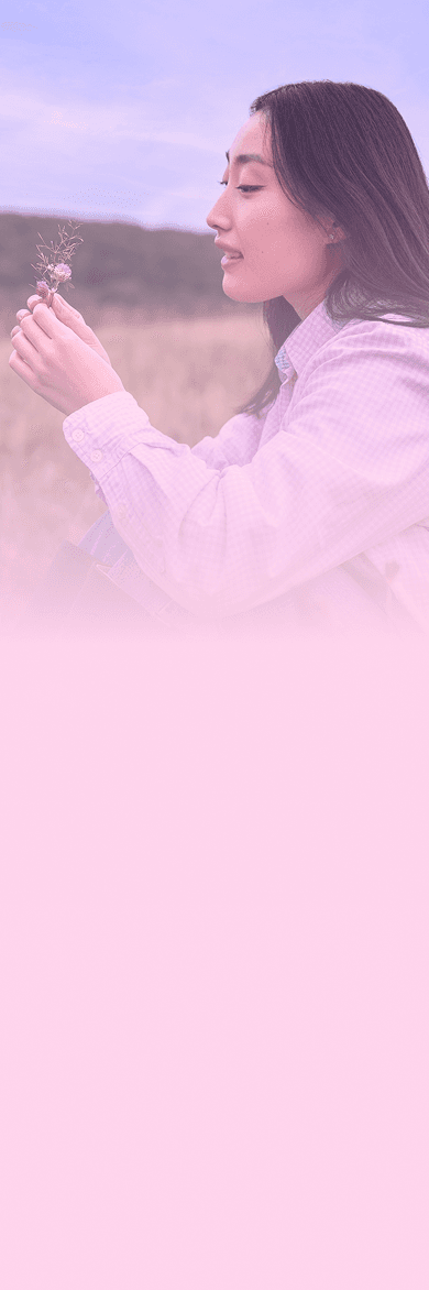 Mulher com flores em um campo Mulher com flores em um campo
