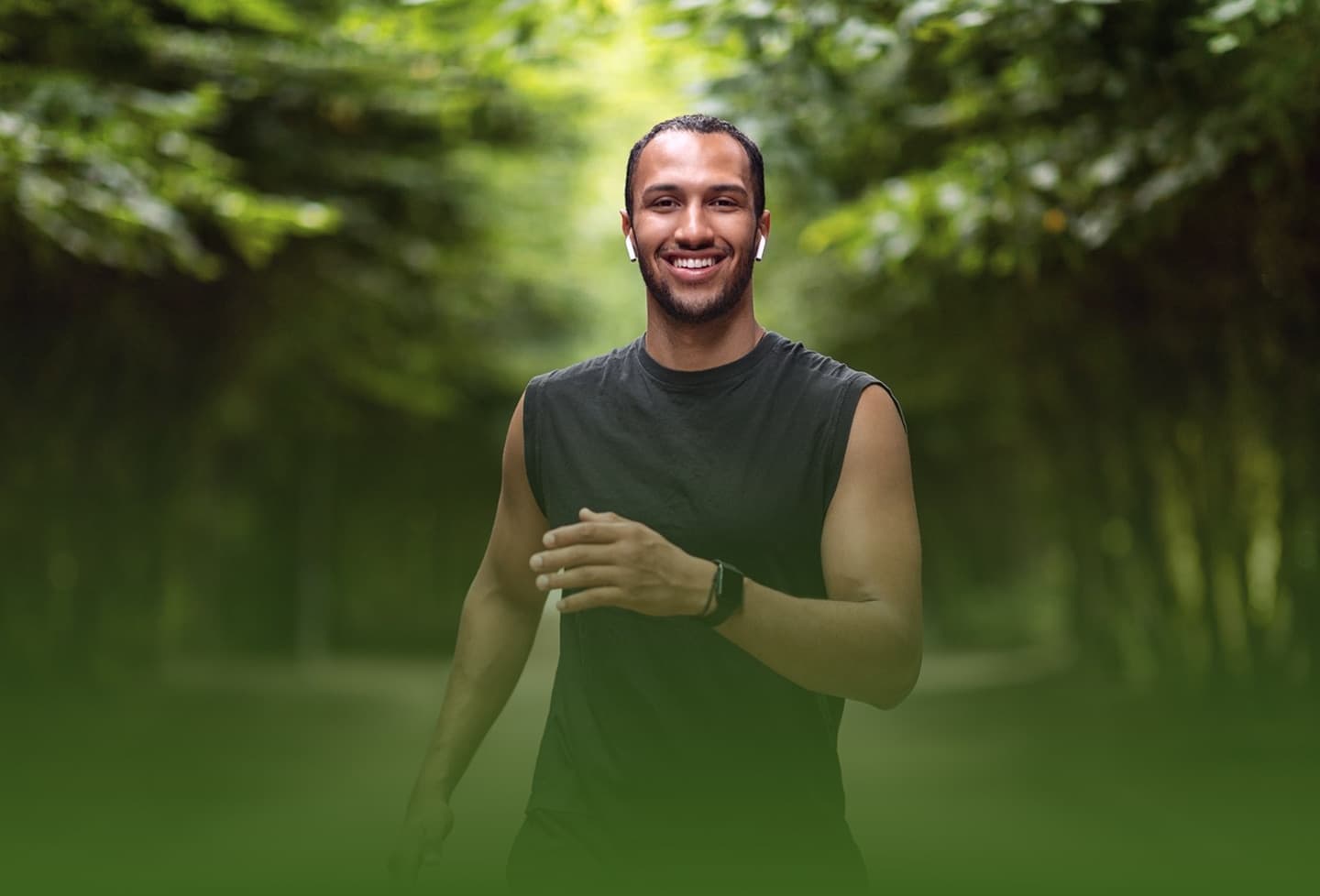 Homem sorrindo em trilha na floresta Homem sorrindo em trilha na floresta