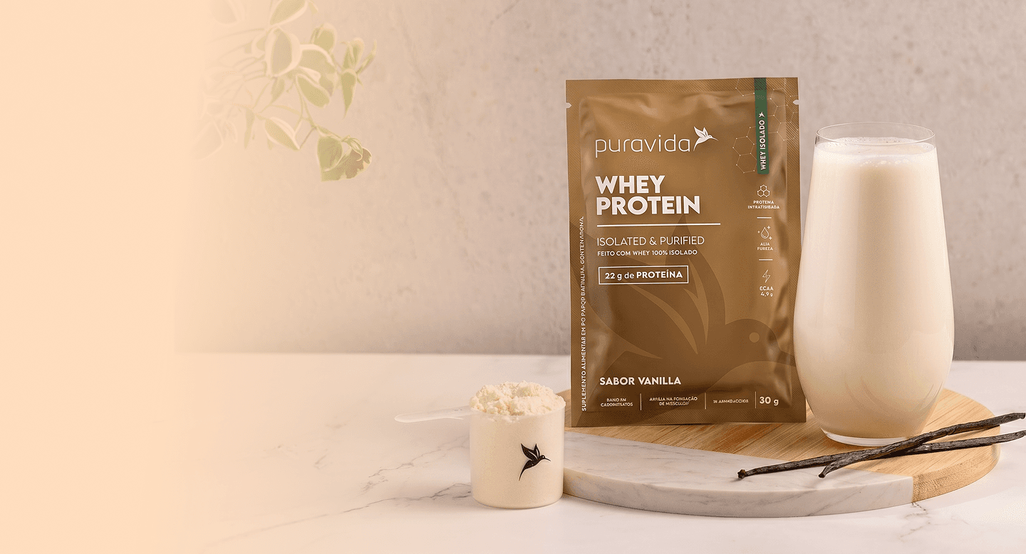 Sachê de Whey Protein Isolado Vanilla ao lado de copo de leite e planta Sachê de Whey Protein Isolado Vanilla ao lado de copo de leite e planta