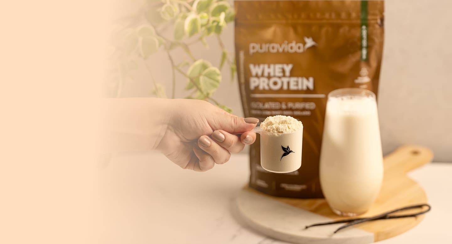 Mão segurando scoop de Whey Protein Isolado Vanilla Mão segurando scoop de Whey Protein Isolado Vanilla